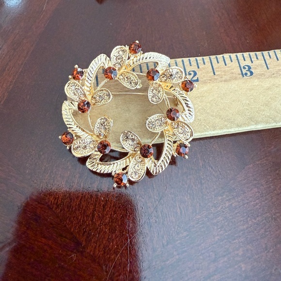 Vintage Jewelry - Vintage Gold Tone Brooch